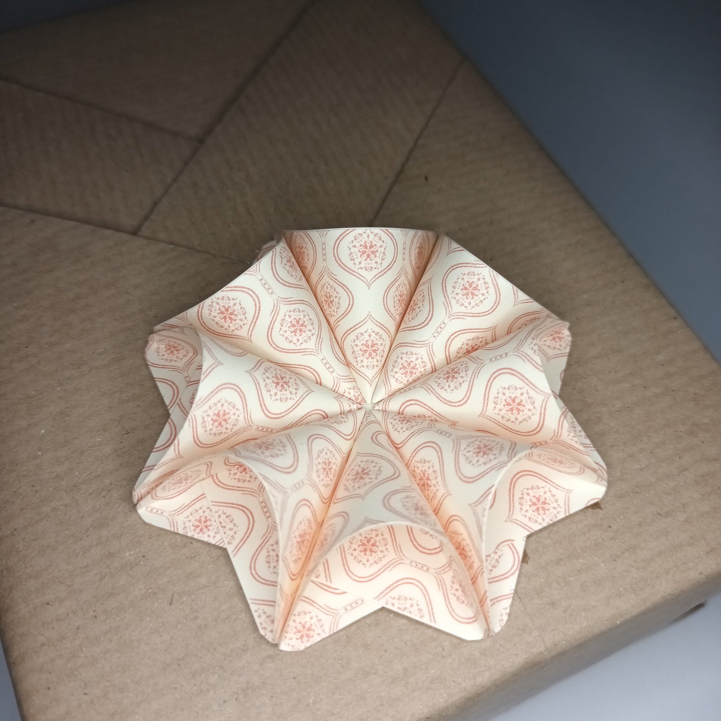 Motivpapier Ornamente (Motiv 1) in rotem Druck