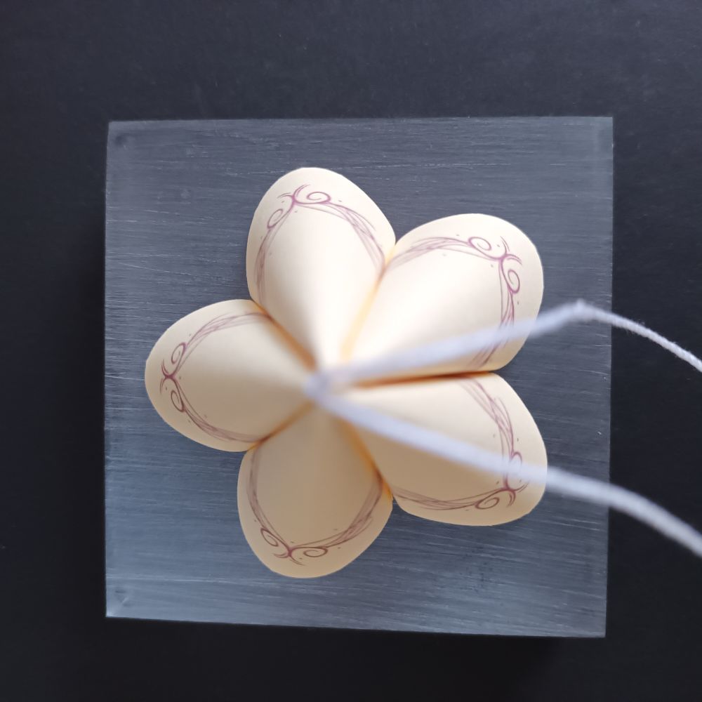 Anhänger Glockenblume zarte Ranken weinrot