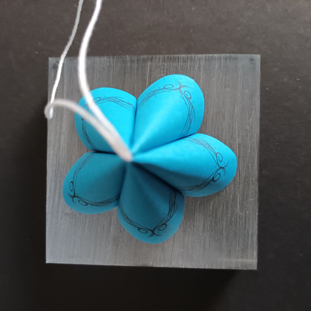 Anhänger Glockenblume zarte Ranken schwarz