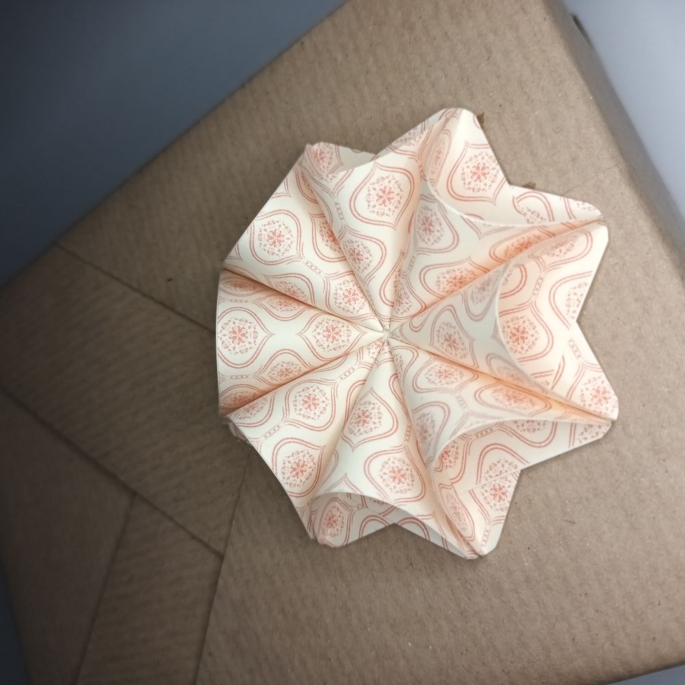 Motivpapier Ornamente (Motiv 1) in rotem Druck