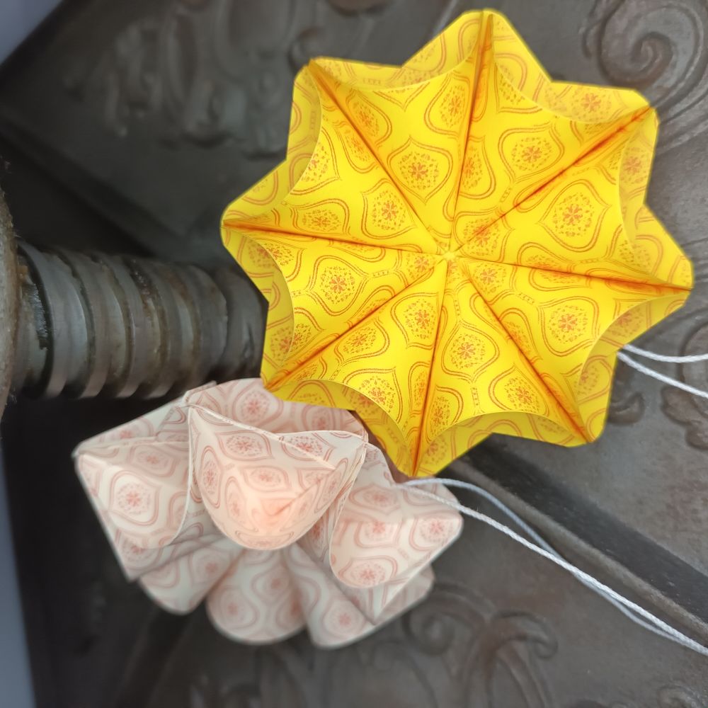 Motivpapier Ornamente (Motiv 1) in rotem Druck