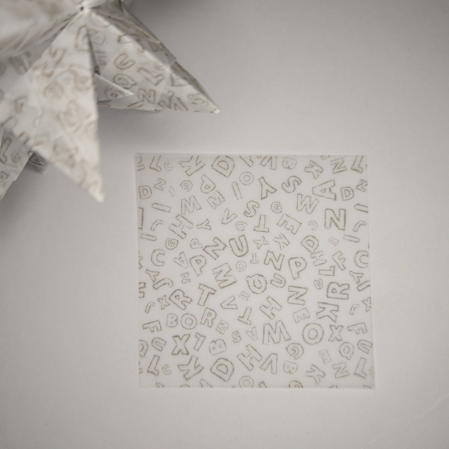Transparentpapier Buchstaben