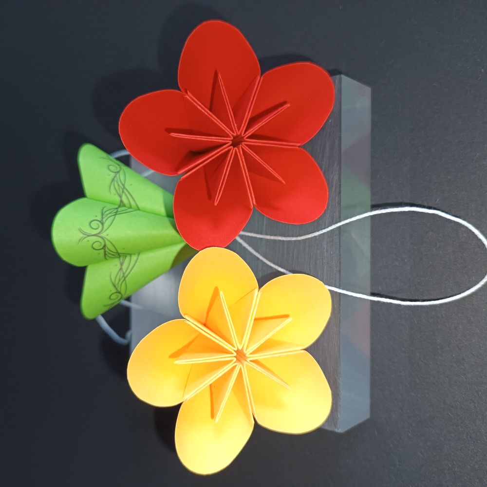 Anhänger Glockenblume zarte Ranken schwarz