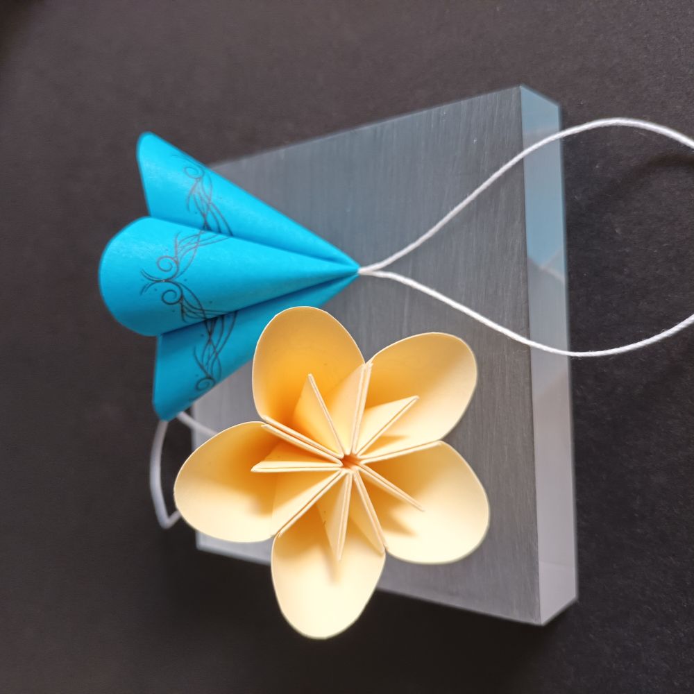 Anhänger Glockenblume zarte Ranken schwarz