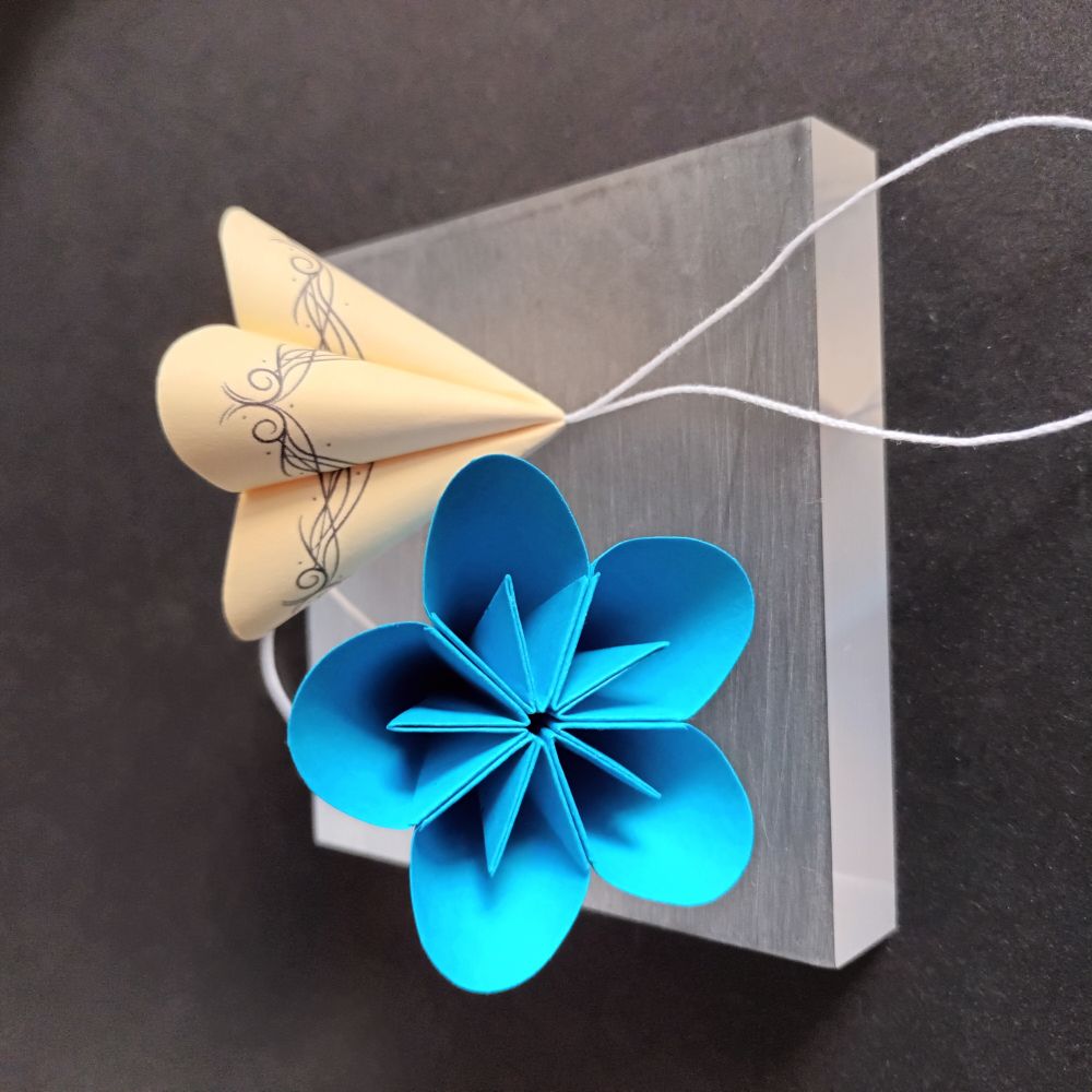 Anhänger Glockenblume zarte Ranken schwarz