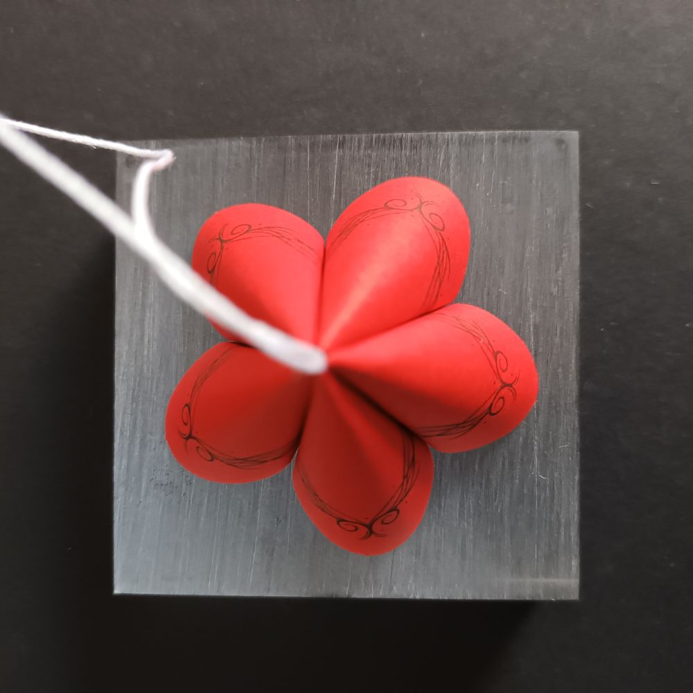 Anhänger Glockenblume zarte Ranken schwarz