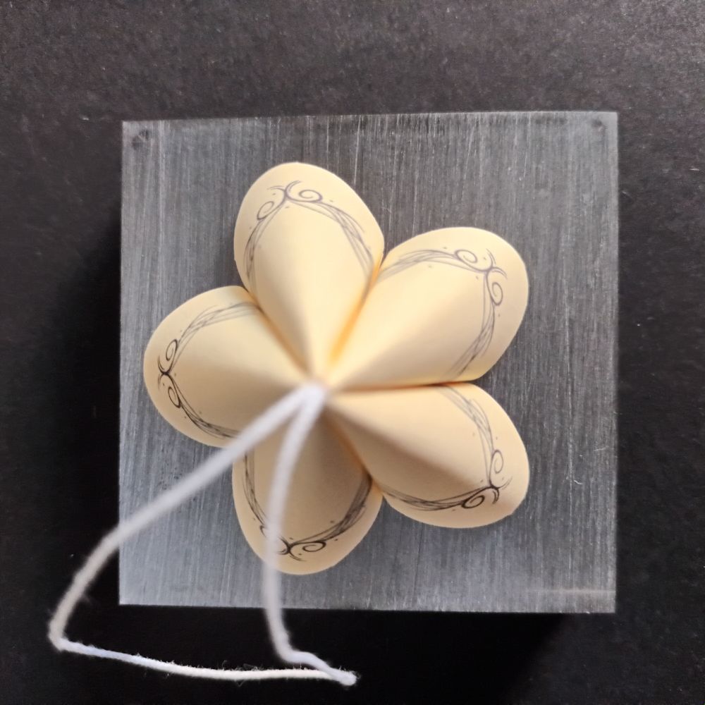 Anhänger Glockenblume zarte Ranken schwarz